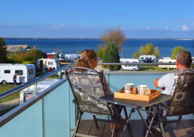 Balkon einer Ferienwohnung mit Blick auf die Ostsee