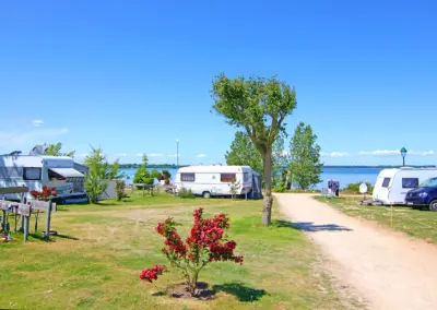 Stellplatzreihe im Bereich A des Campingplatzes