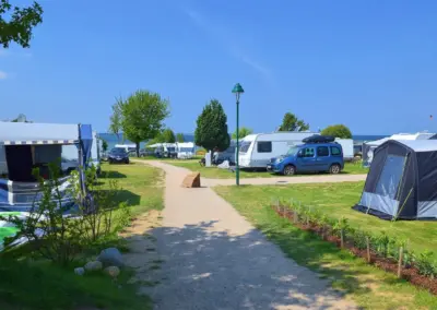 Gepflegte Stellplätze im Bereich A des Campingplatzes