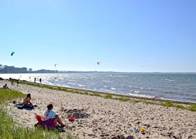 Strand hinter der Rezeption des Campingplatzes