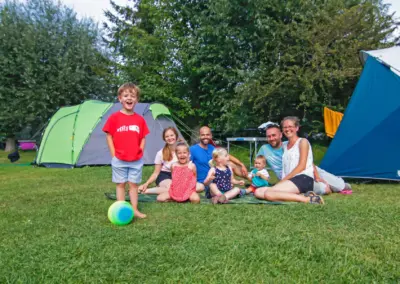 Zelte auf der Wiese des Campingplatzes