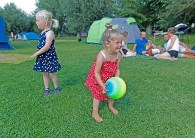 Freie Fläche auf der Zeltwiese des Campingplatzes