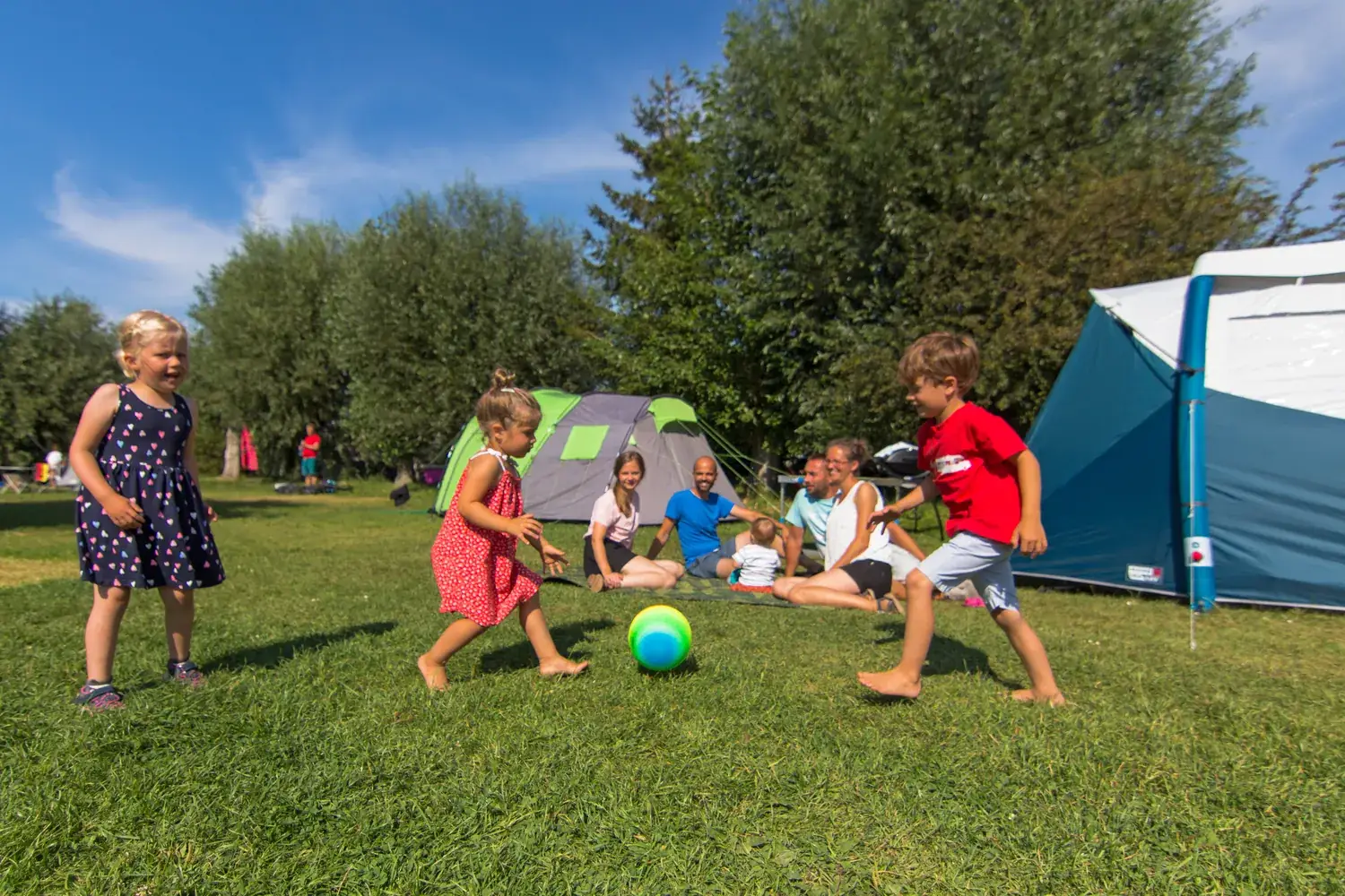 Zelte und Wohnwagen auf der Zeltwiese des Campingplatzes
