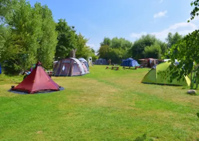 Blick über die Zeltwiese am Campingplatz