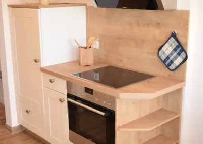 Küche einer Ferienwohnung mit Kochbereich
