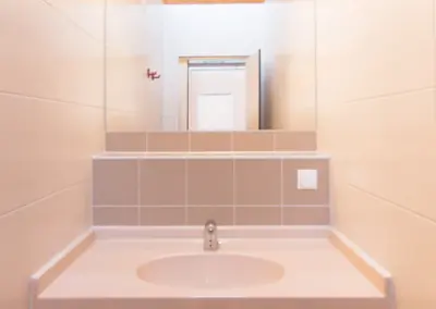 Waschkabinen im Sanitärgebäude Mitte